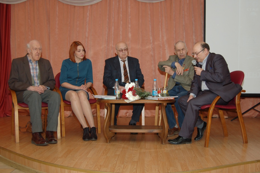 Алексей Плотников (справа) с героями книги.JPG